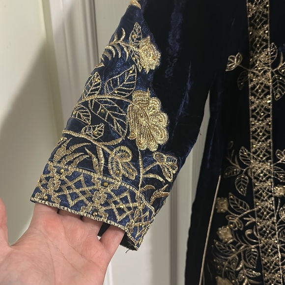 Pakistani 3 peice velvet suit - Picture 3 of 11